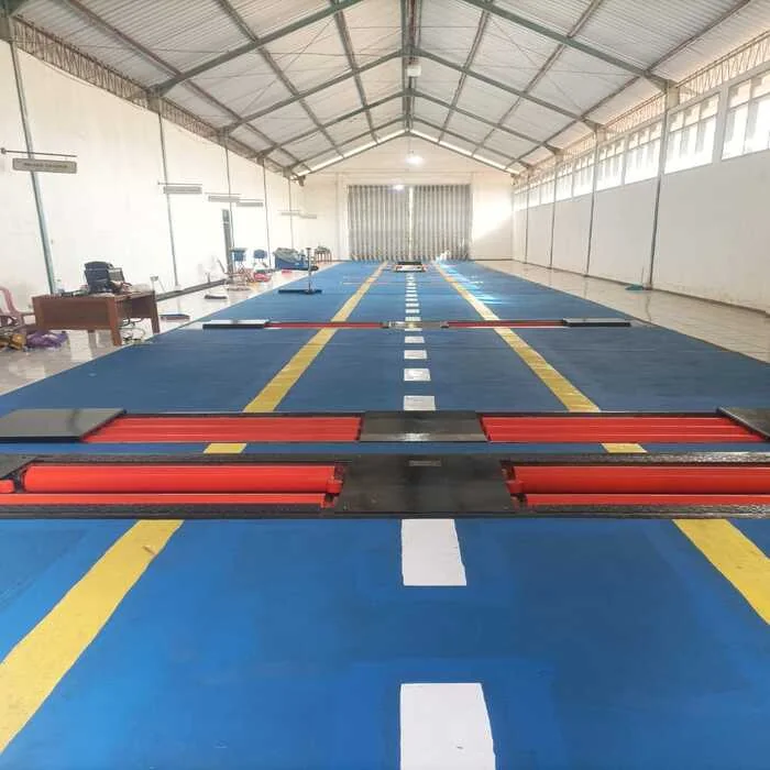 Lajur uji dengan pelat dan roller terpasang rata di lantai, setelah pekerjaan pemeliharaan.
