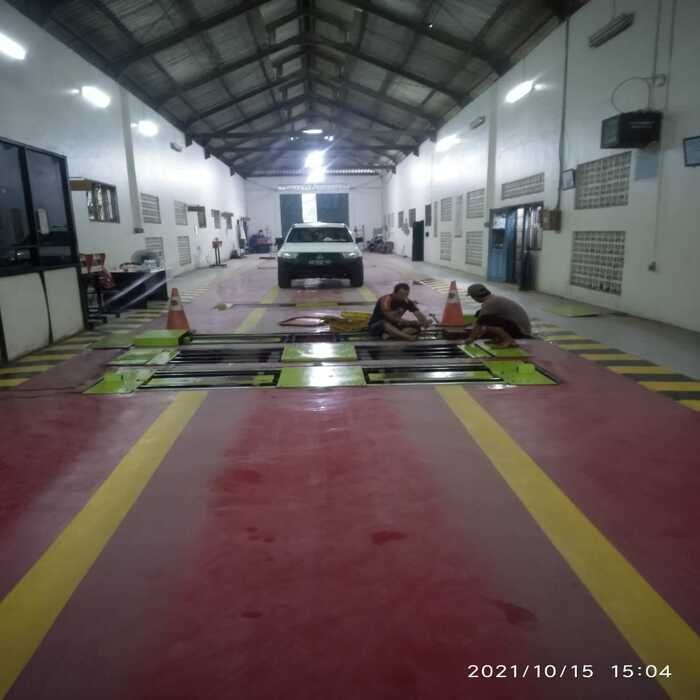 Pekerjaan perawatan pada roller di lajur pengujian